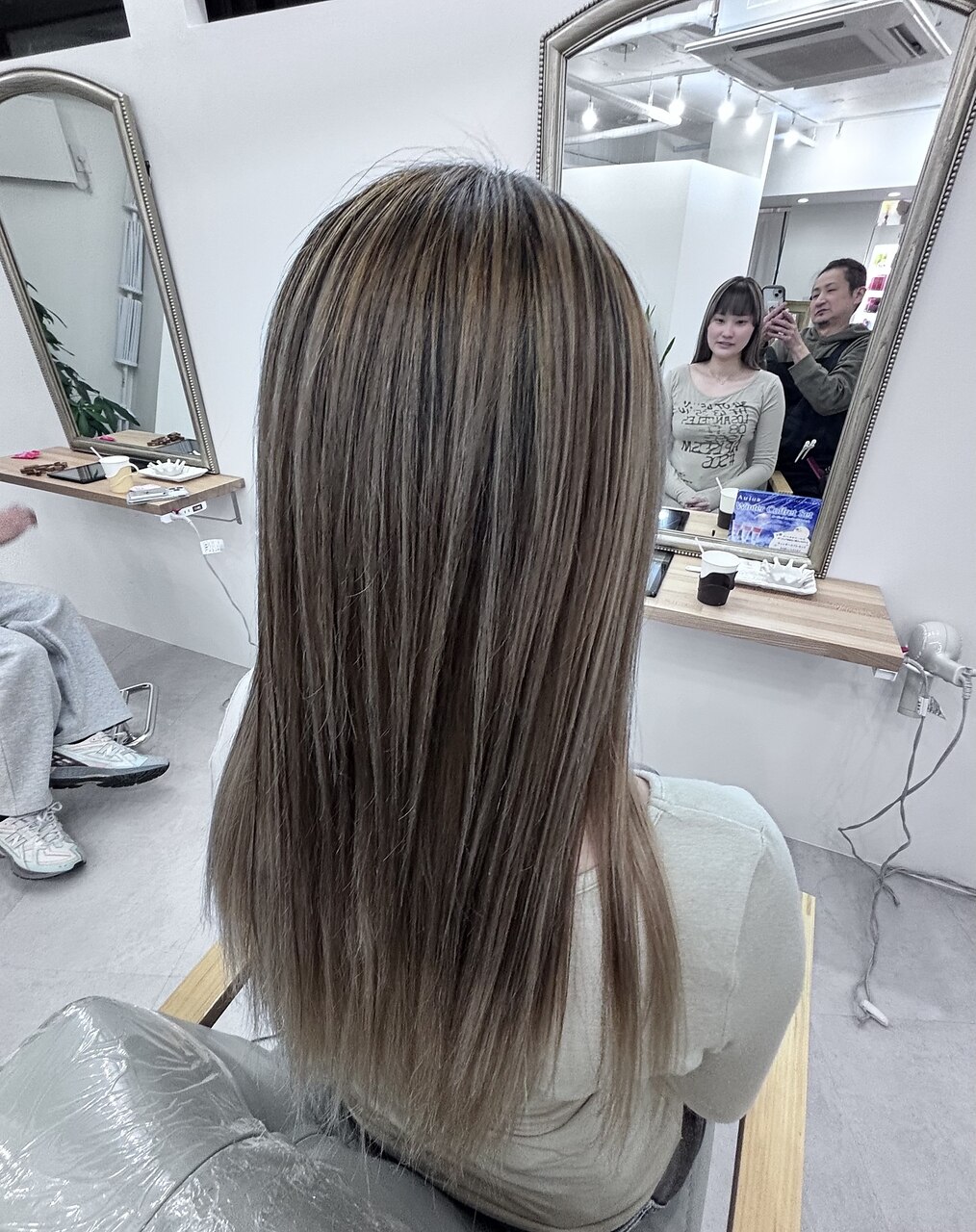 アッシュグレージュのバレイヤージュ・ロングストレート by 山口 徹