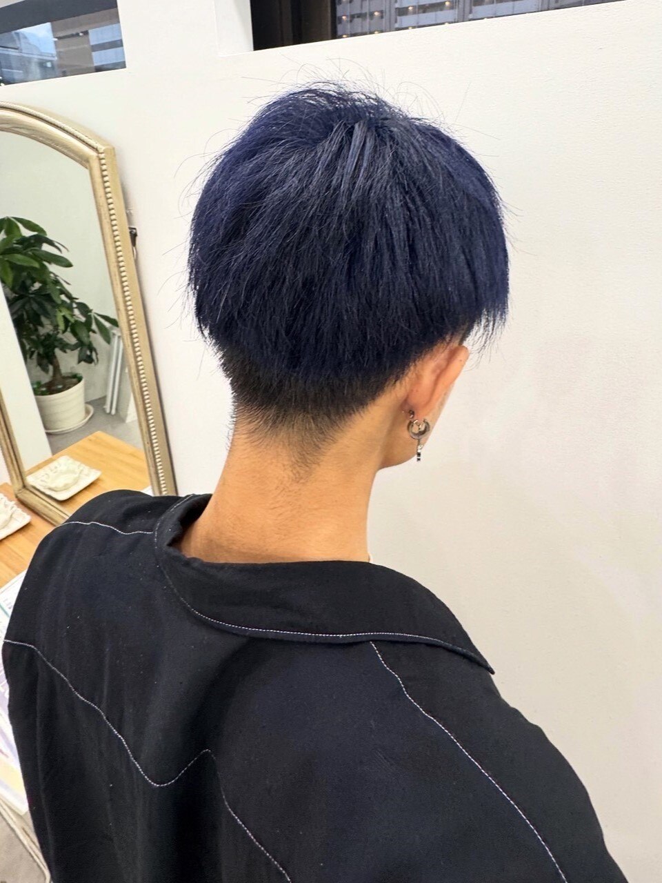 ネイビーブルーのメンズショート・ブリーチカラー