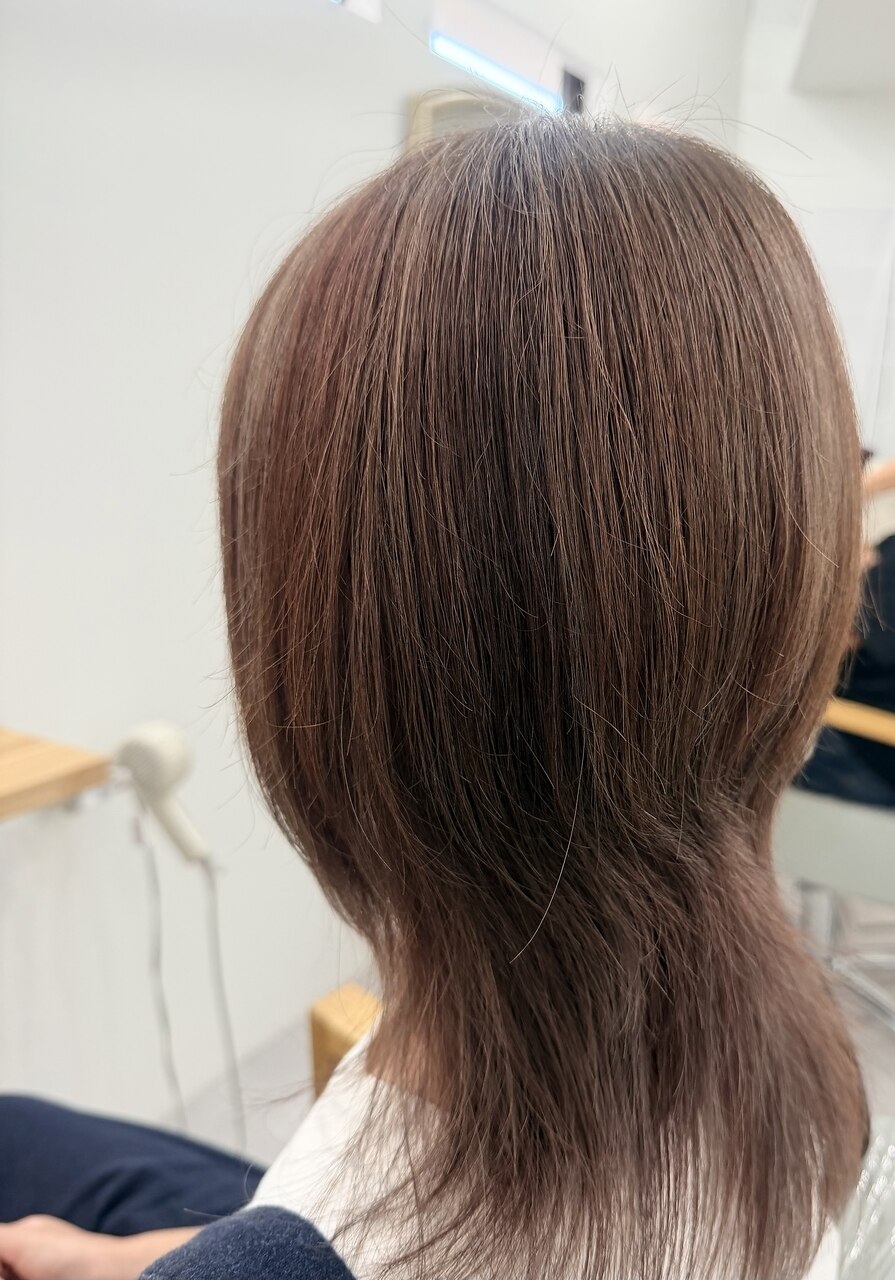 グレージュブラウンのセミロング・レイヤースタイル