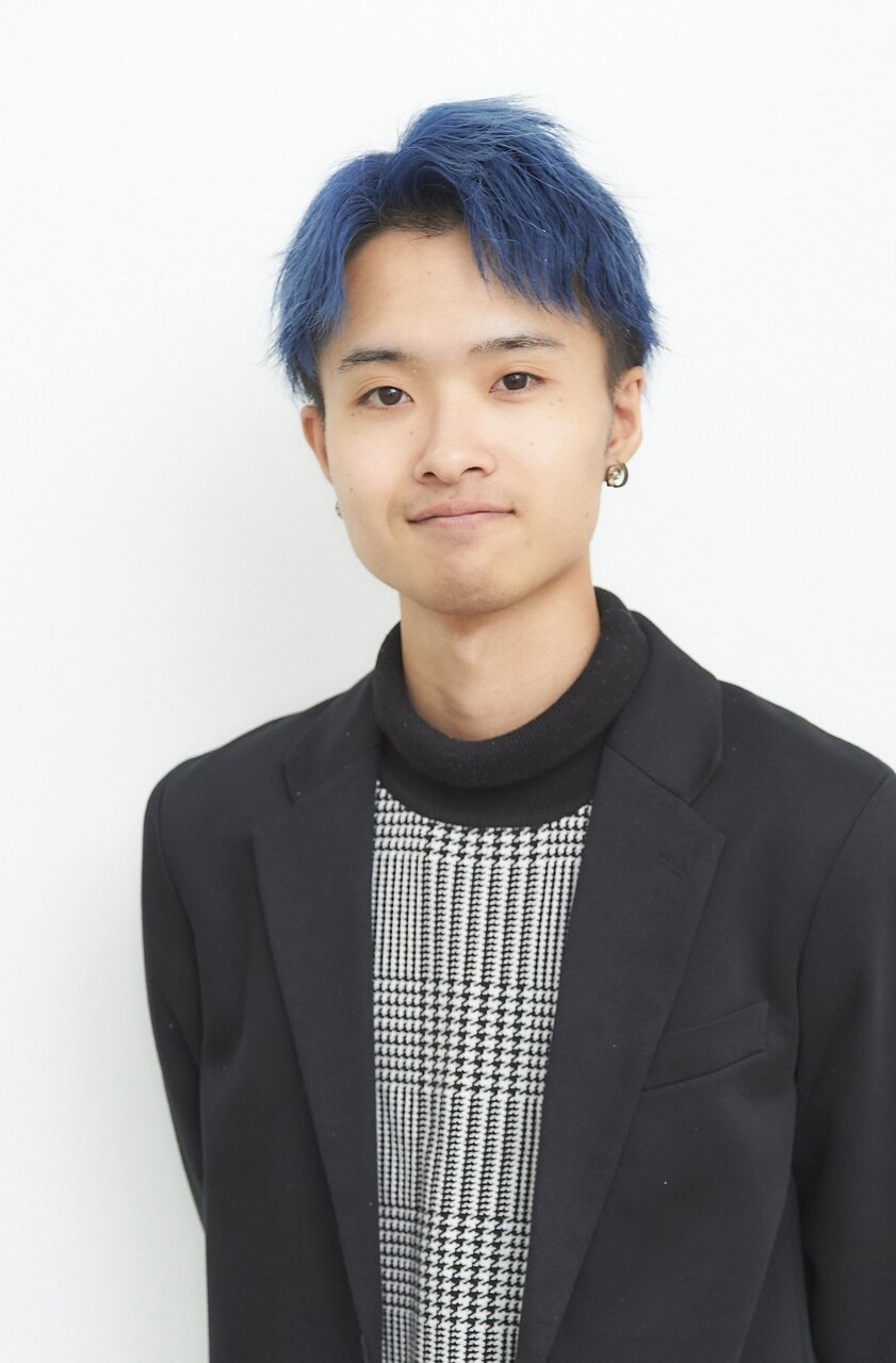 笹原 莉玖 スタイリスト。ブルーカラーのショートヘアに黒スーツ